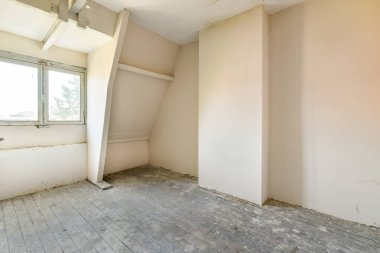 Penceresi ve minimalist tasarımı olan boş bir oda, tarafsız tonlar ve temiz çizgiler içeriden ilham almak için ideal..