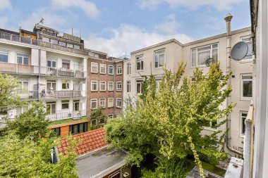 Şehir manzarası, gösterişli balkonlar ve yemyeşil ağaçlar doğayla şehir hayatını harmanlıyor..