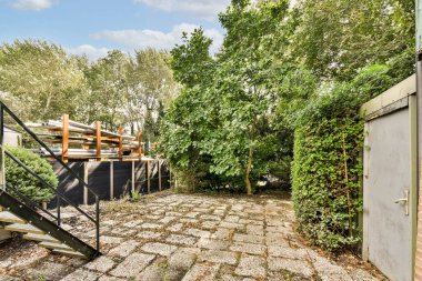 Canlı yeşilliklerin, taş yolların ve davetkar bir atmosferin olduğu sakin bir açık hava. Rahatlamak ve doğanın tadını çıkarmak için mükemmel..