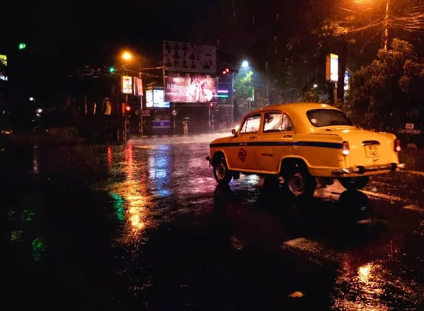 Monsoon Night Kolkata India Captured Vintage Taxi Moving Rain Soaked — Stock Photo, Image