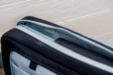 Belkin logosunun olduğu iç kompartımanı gösteren Belkin kurye çantasının yakın çekimi. Çanta açık gri kumaşla kaplı ve fermuarlı bir kapanış özelliği var.