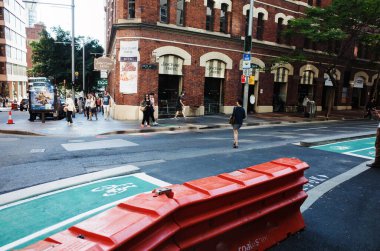 Kent Caddesi, Sydney 'de tarihi bir tuğla binanın editör görüntüsü. Kemerli camlar, Sanctuary Oteli tabelası ve güneşli bir günde yoldan geçen yayalar.