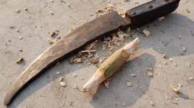 Ahşabı keskinleştirmek ya da eski siyah kırsal kılıçla sopalanmak. Oyuncak oynayan çocuklar için odun kesen paslı kılıç. Çocuk oyun aracı yapmak