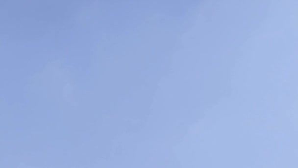 正常的天空时间流逝 美丽的背景 摩天大楼的天空时间流逝 乌云和太阳的蓝天 日出时的云彩 — 图库视频影像