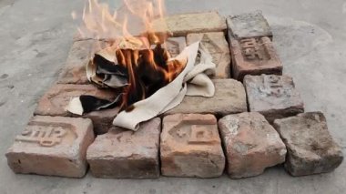 Kış mevsiminde Kızılderili köyünde el sıkışmak için kullanışsız yatak ipi ya da karyola ipi olan şenlik ateşi.