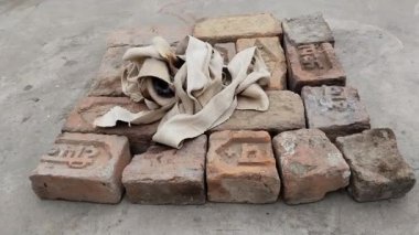 Ateş karyola ipinde ısınan eller için.