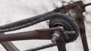 Dönen bisiklet fren diski veya zinciri, güvenlik kavramı.