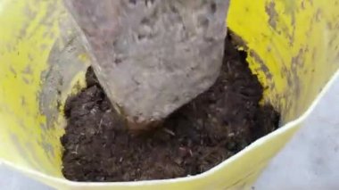 Dışardaki sarı plastik kapta gübre hazırlıyorum.