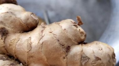 Taze zencefil ve soyulmuş zencefil..