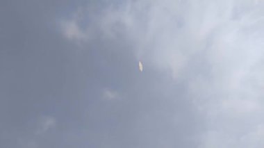 Bulutların arasında uçan uçurtma.