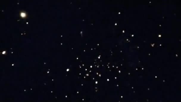 Фейерверки Освещают Темное Небо Празднование Нового Года — стоковое видео