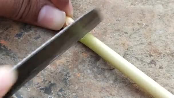 双手用刀柄作手工木料在家中作坊 — 图库视频影像