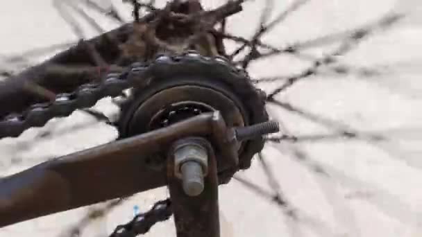 Грязная Старая Цепь Велосипедов Быстро Вращается — стоковое видео
