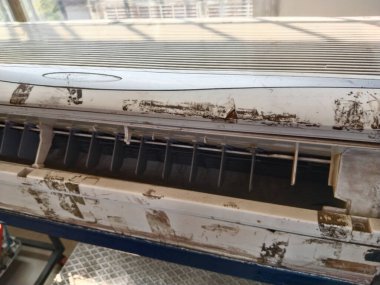 Eski ve yıpranmış bir klima. 