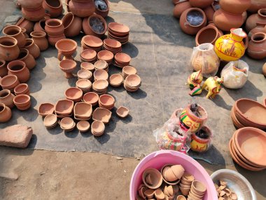 Hindistan 'da yol kenarındaki kil esrar dükkanı, yerel pazarda eski ve el yapımı eşyalar..