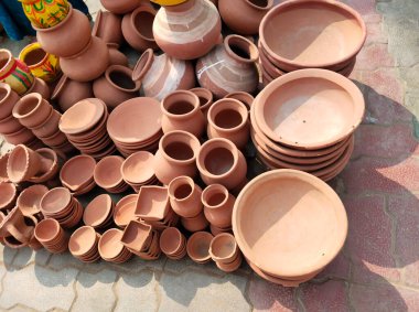 Hindistan 'da yol kenarındaki kil esrar dükkanı, yerel pazarda eski ve el yapımı eşyalar..