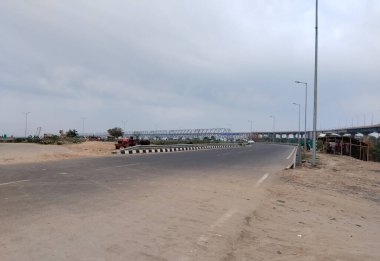 Hindistan, Varanasi 'deki Ganj nehri kıyısındaki köprüde..