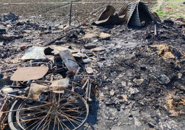 Hindistan, Varanasi 'deki Ganj nehri kıyısındaki köprüde..