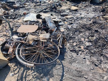 Hindistan, Varanasi 'deki Ganj nehri kıyısındaki köprüde..