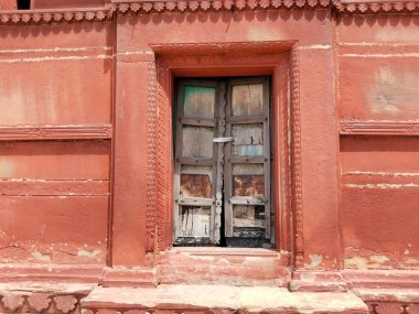 Ramnagar Kalesi Varanasi Hindistan 'da antik Hint tarzı tahta kapı. Babür mimarisi 