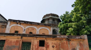 Hindistan, Varanasi 'deki çetelerin kıyılarındaki Ramnagar Kalesi' nin mimarisi..