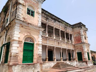 Hindistan, Varanasi 'deki çetelerin kıyılarındaki Ramnagar Kalesi' nin mimarisi..