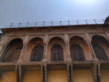 Hindistan, Varanasi 'deki çetelerin kıyılarındaki Ramnagar Kalesi' nin mimarisi..