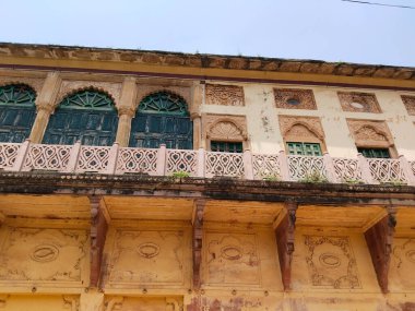 Hindistan, Varanasi 'deki çetelerin kıyılarındaki Ramnagar Kalesi' nin mimarisi..