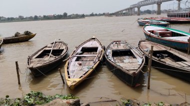 Suda ve Lal Bahadur Shastri köprüsünün yanında, Ramnagar Kalesi Varanasi Hindistan. Bu atmosferi görmek için bir tekne gezisi.