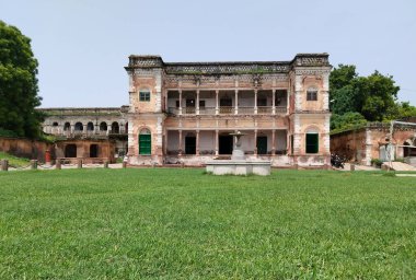 Hindistan, Varanasi 'deki çetelerin kıyılarındaki Ramnagar Kalesi' nin mimarisi..