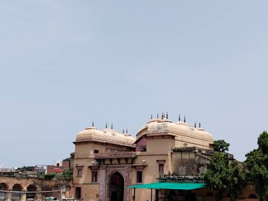 Hindistan, Varanasi 'deki çetelerin kıyılarındaki Ramnagar Kalesi' nin mimarisi..