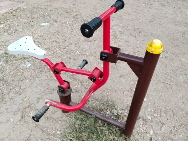 Hint hükümeti tarafından parka yerleştirilmiş egzersiz araçları