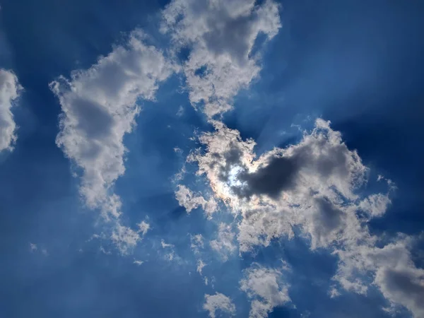 Promień Słońca Przez Mgłę Błękitnym Niebie Promienie Światła Słonecznego Lub — Zdjęcie stockowe