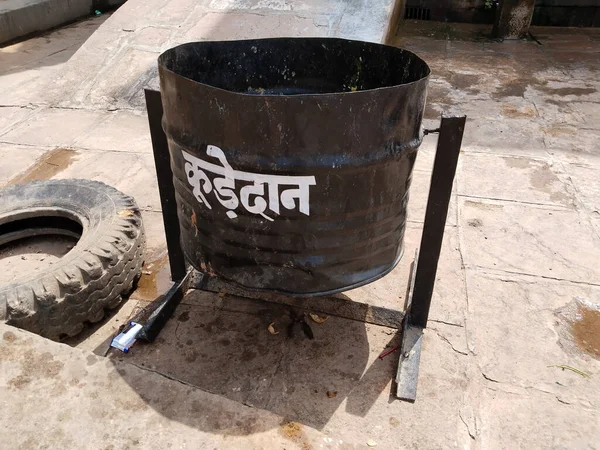 Czarny Kolor Kosz Śmieci Napisany Hindi Inicjatywa Rzecz Czystych Hiegenicznych — Zdjęcie stockowe
