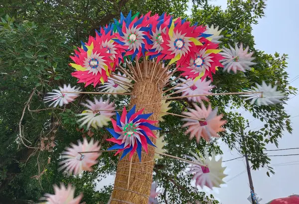 Turbina Eólica Brinquedo Para Venda Estrada Pinheiros Multicoloridos Contra Árvore — Fotografia de Stock