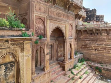 Hindistan, Varanasi 'deki çetelerin kıyılarındaki Ramnagar Kalesi' nin mimarisi..