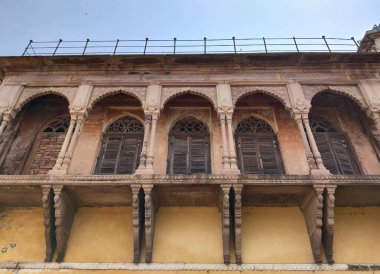 Hindistan, Varanasi 'deki çetelerin kıyılarındaki Ramnagar Kalesi' nin mimarisi..