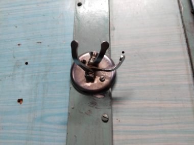 Hint trenindeki yolcular için demir askılar. 