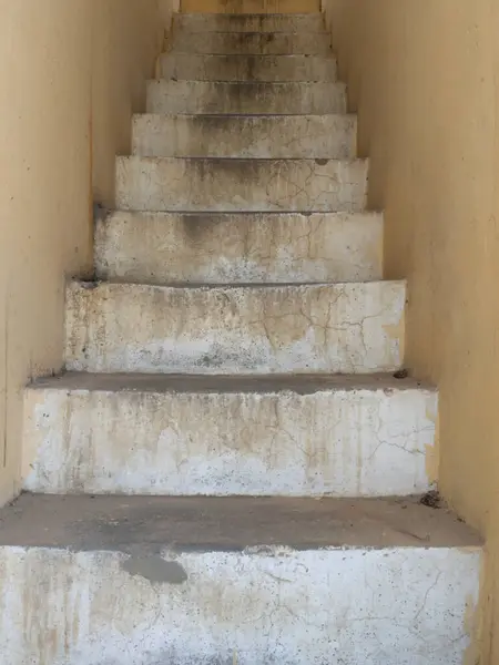  Eski kirli açık merdivenler, ışık ve güneş ışığından uzak gölgeler. Siyah beyaz bir serapa bakan gölgeli merdiven betonunun mimari tasarımı. Boşluğu kopyala