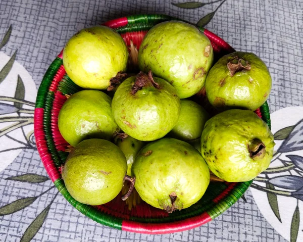Çarşafın Üzerinde Bir Kase Guava — Stok fotoğraf