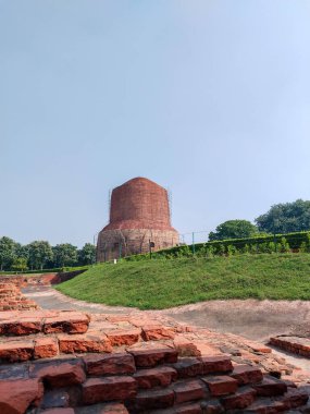 Panchaytan Tapınağı 'ndaki Dhamekh Stupa Sarnath, Varanasi, Hindistan tarihi Budist Trave' dir.