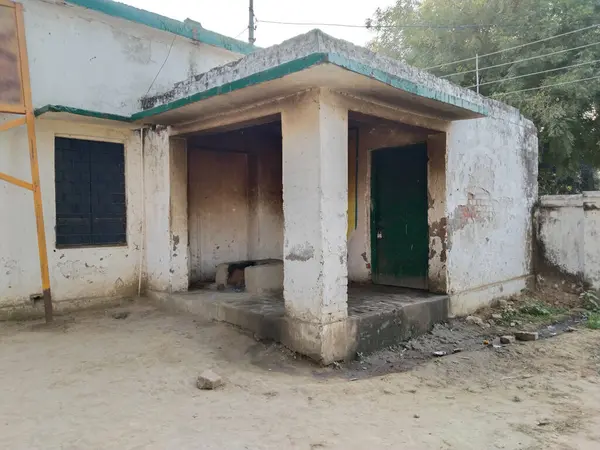 Köydeki Sarkari okulunun ahşap fırın mutfağı, Hint devlet okulunun kil ocağı ve kirli mutfağı. Ocağın üzerinde duman, tehlike, ihmal. 20 Aralık 2022, Varanasi, Hindistan.