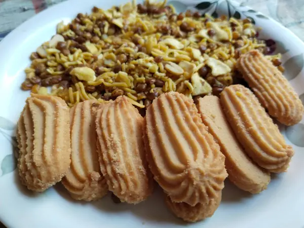Индийская Закуска Смесь Печенье Пряный Namkeen Тарелке Гостей — стоковое фото