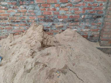 İnşaat işinde kumu kepçelemek için kürek, inşaat için kum malzemesi