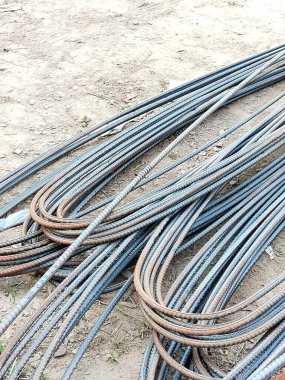 Bir yığın paslı demir çubuk veya çubuk