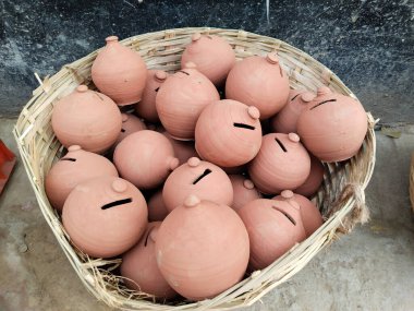 Sepet dolusu Gullak, yığınla para tasarruf bankası, Altın kil Gullak para kutusu, para tasarruf bankacılığı konsepti