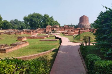 dhamekh stupa en ruïnes in sarnath, india