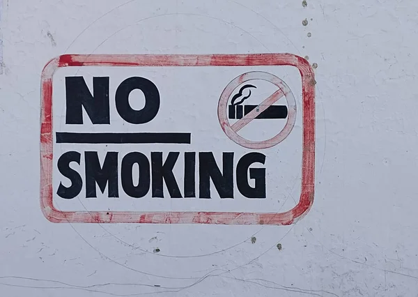 Žádné Kouření Vyškrtnutou Cigaretou Červeném Čtverci Namalovaném Bílé Stěně — Stock fotografie