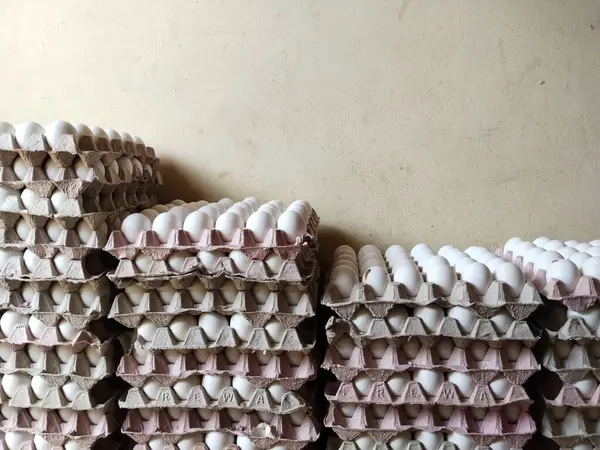Стек Свіжих Курячих Білих Яєць Картонному Яєчному Лотку Магазині — стокове фото