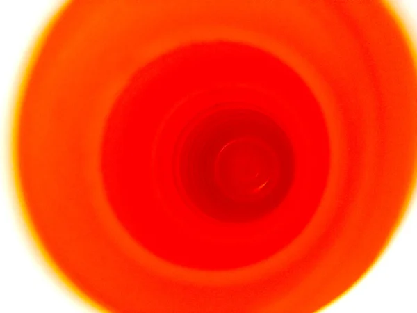 查看橙色塑料瓶的内部 外面模糊 里面集中 — 图库照片